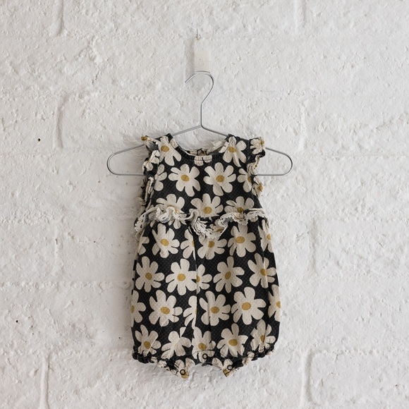 Jessica Simpson Black and White Floral Romper Size 3-6 Months - Picture 1 of 4